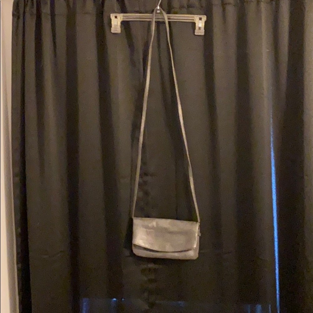Small grey cross body bag.